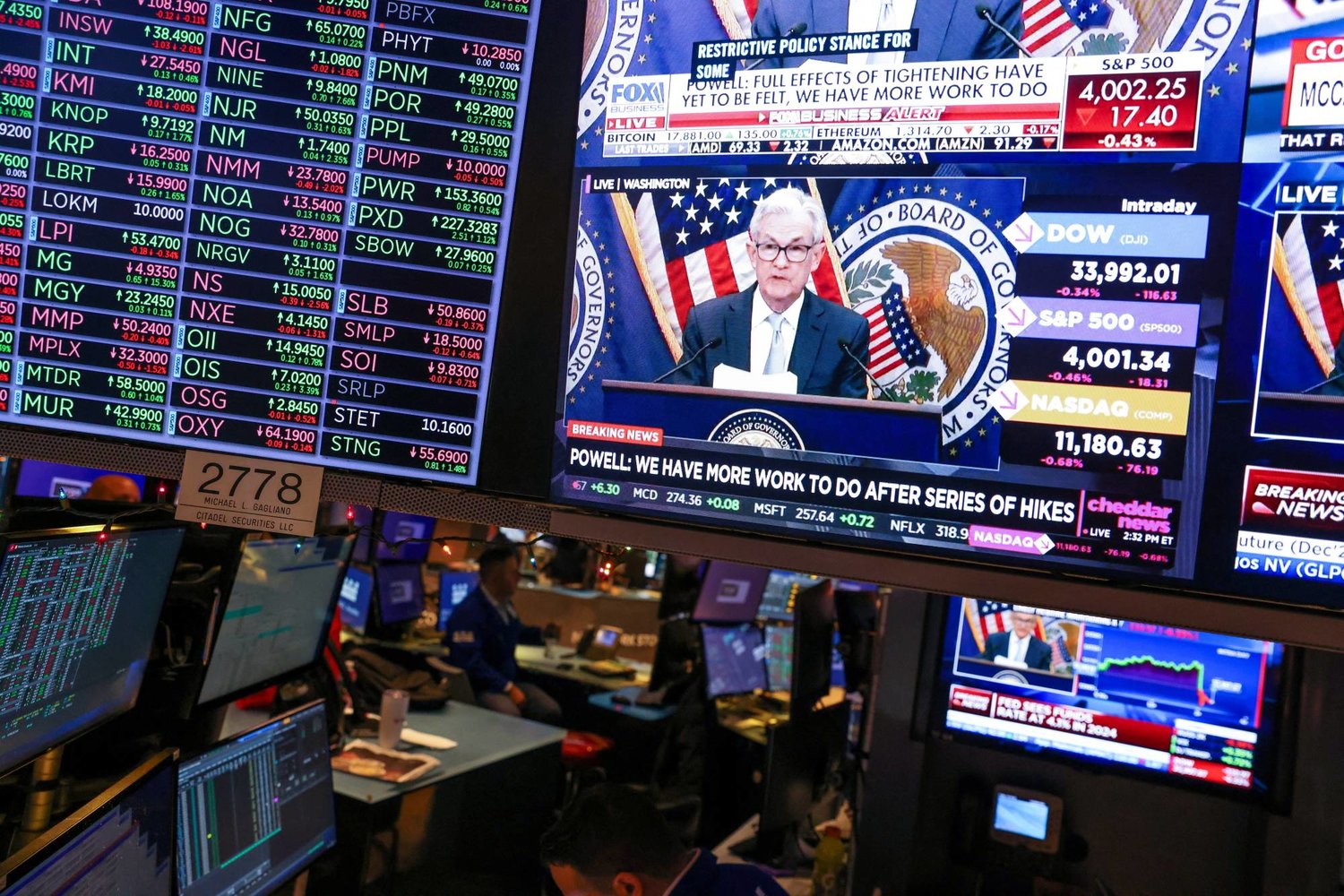 مديرو الحسابات ببورصة نيويورك يتابعون تحرك أسعار الأسهم على الشاشات خلال كلمة لرئيس الاحتياطي الفيدرالي جيروم باول (رويترز)
