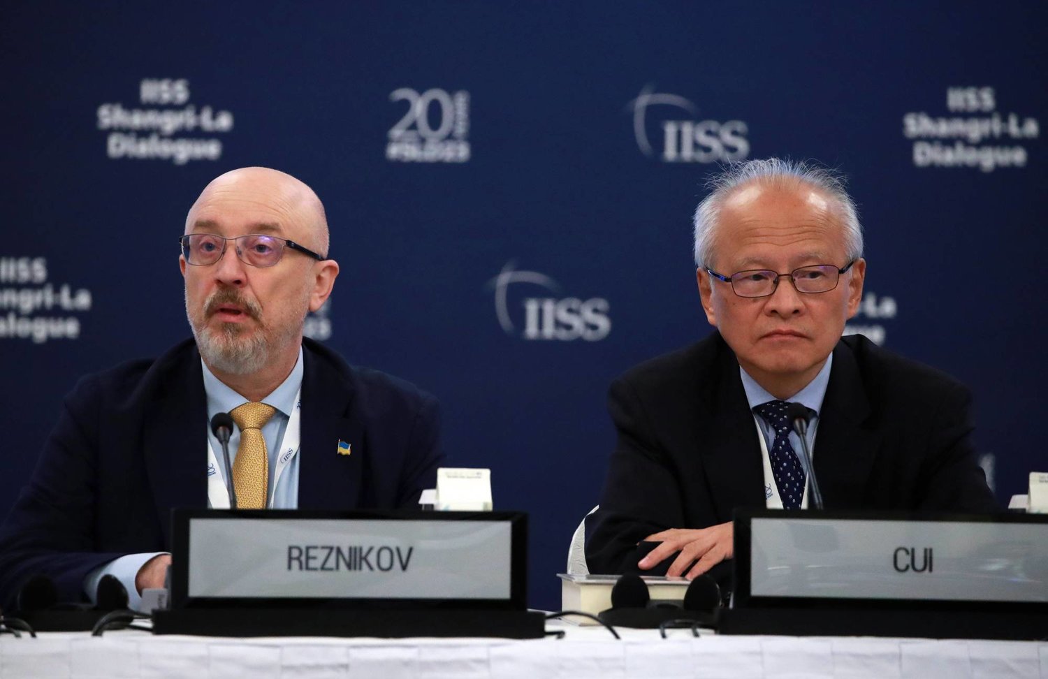 وزير الدفاع الأوكراني أوليكسي ريزنيكوف (إلى اليسار) ونائب وزير الخارجية الصيني السابق والسفير الصيني السابق لدى الولايات المتحدة كوي تيانكاي (يمين) قبل جلسة خاصة للمعهد الدولي للدراسات الاستراتيجية في سنغافورة 3 يونيو 2023 (إ.ب.أ)