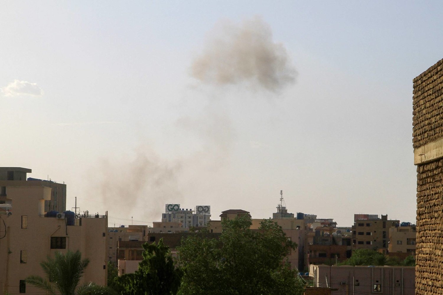 الدخان يتصاعد في سماء الخرطوم مع اشتداد القتال بين الجيش والدعم السريع (أ.ف.ب)