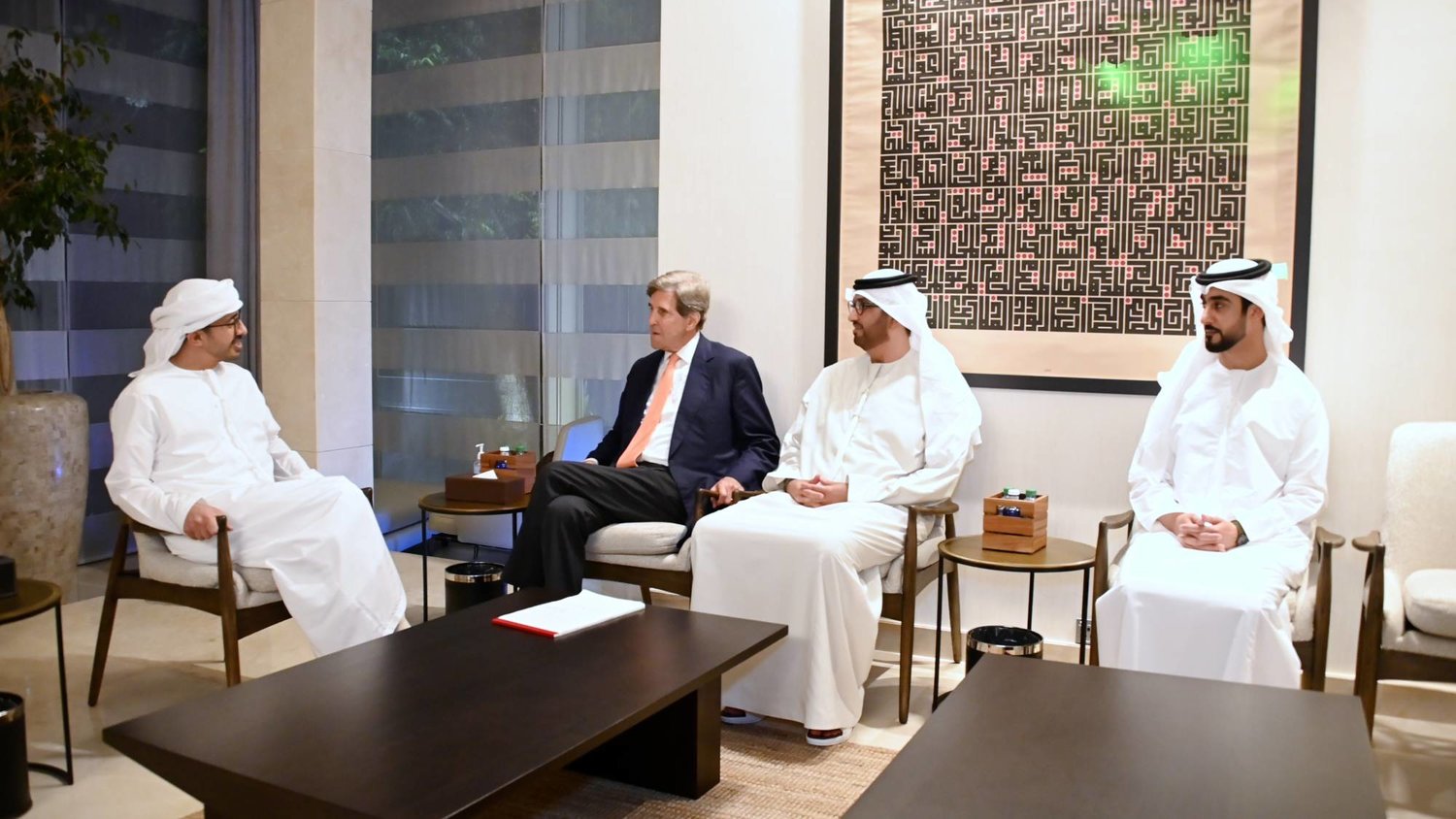 الشيخ عبد الله بن زايد خلال لقائه جون كيري بحضور الدكتور سلطان الجابر مبعوث الإمارات للتغير المناخي رئيس «كوب 28» (وام)