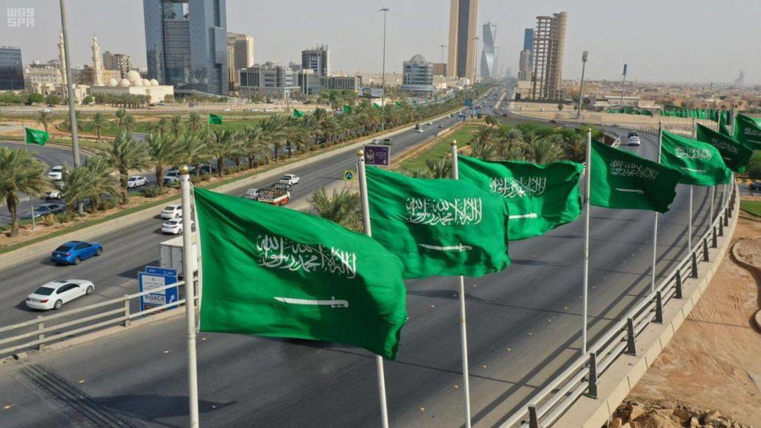 أعلام السعودية في أحد الطرق التجارية بالعاصمة الرياض. (الشرق الأوسط)