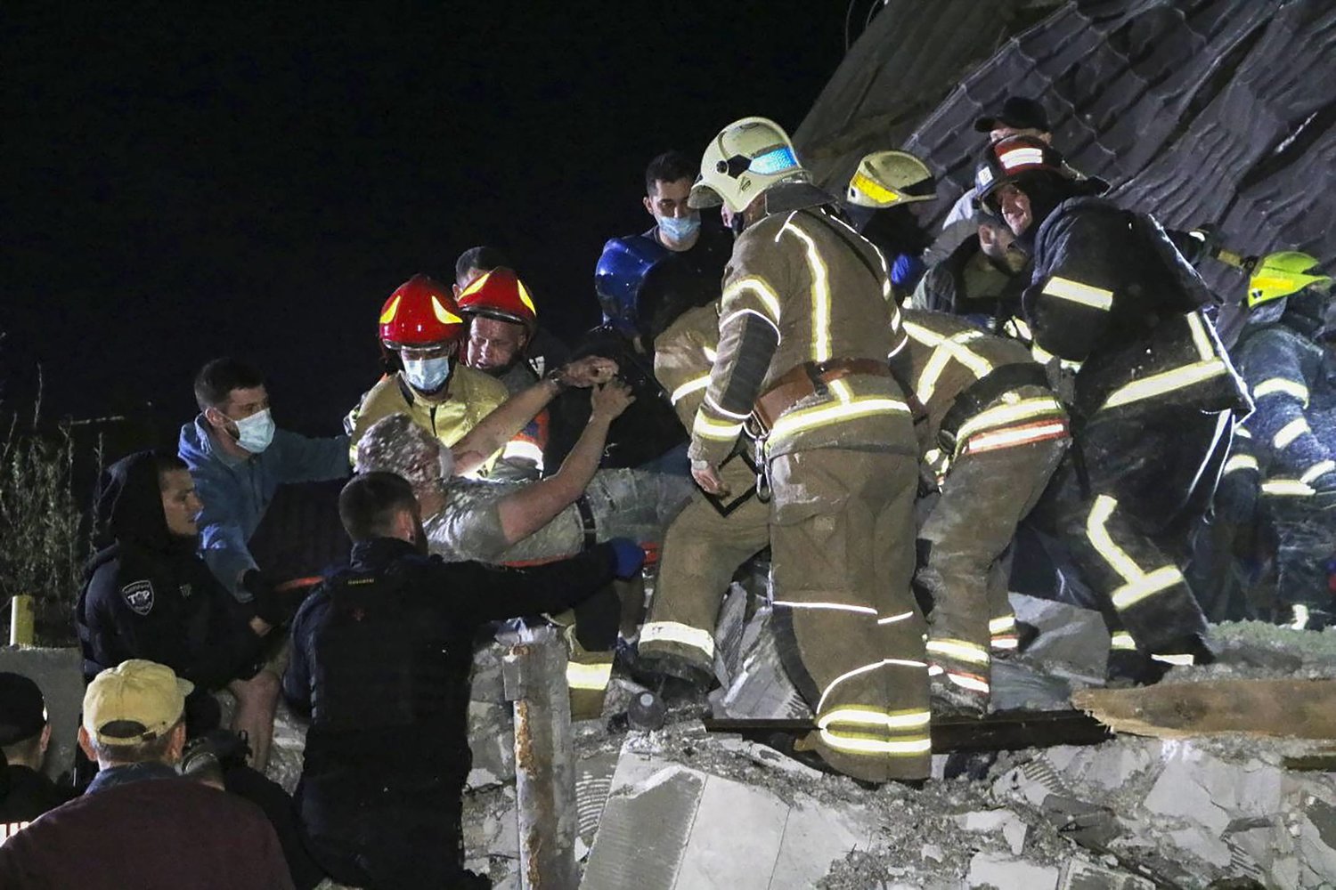 عمال الإنقاذ يبحثون عن مصابين تحت أنقاض مبنى في دنيبرو (خدمة الطوارئ الأوكرانية)