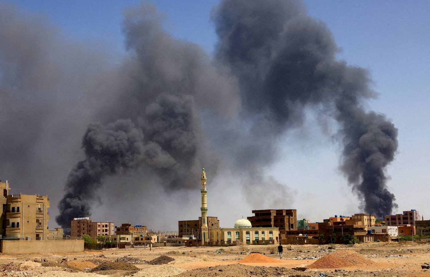 الدخان يتصاعد فوق المباني خلال الاشتباكات بين الجيش و«الدعم السريع» في الخرطوم (رويترز)