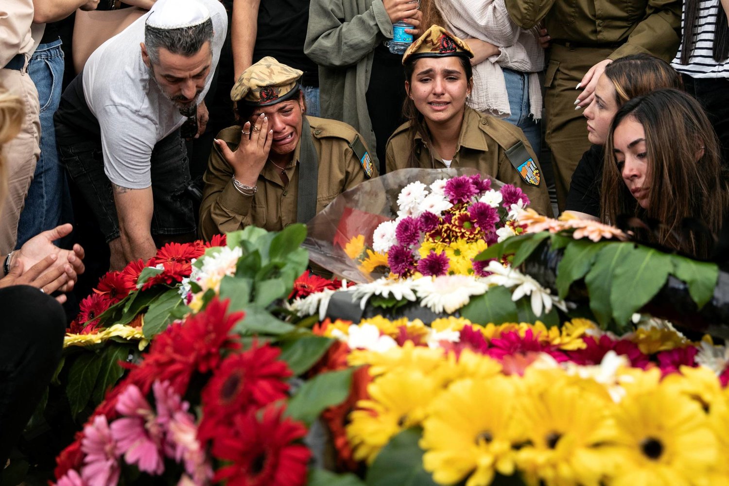 الأصدقاء والعائلة ينعون ليا بن نون الجندي الإسرائيلي الذي قُتل في الحادث العابر بالقرب من الحدود المصرية (رويترز)