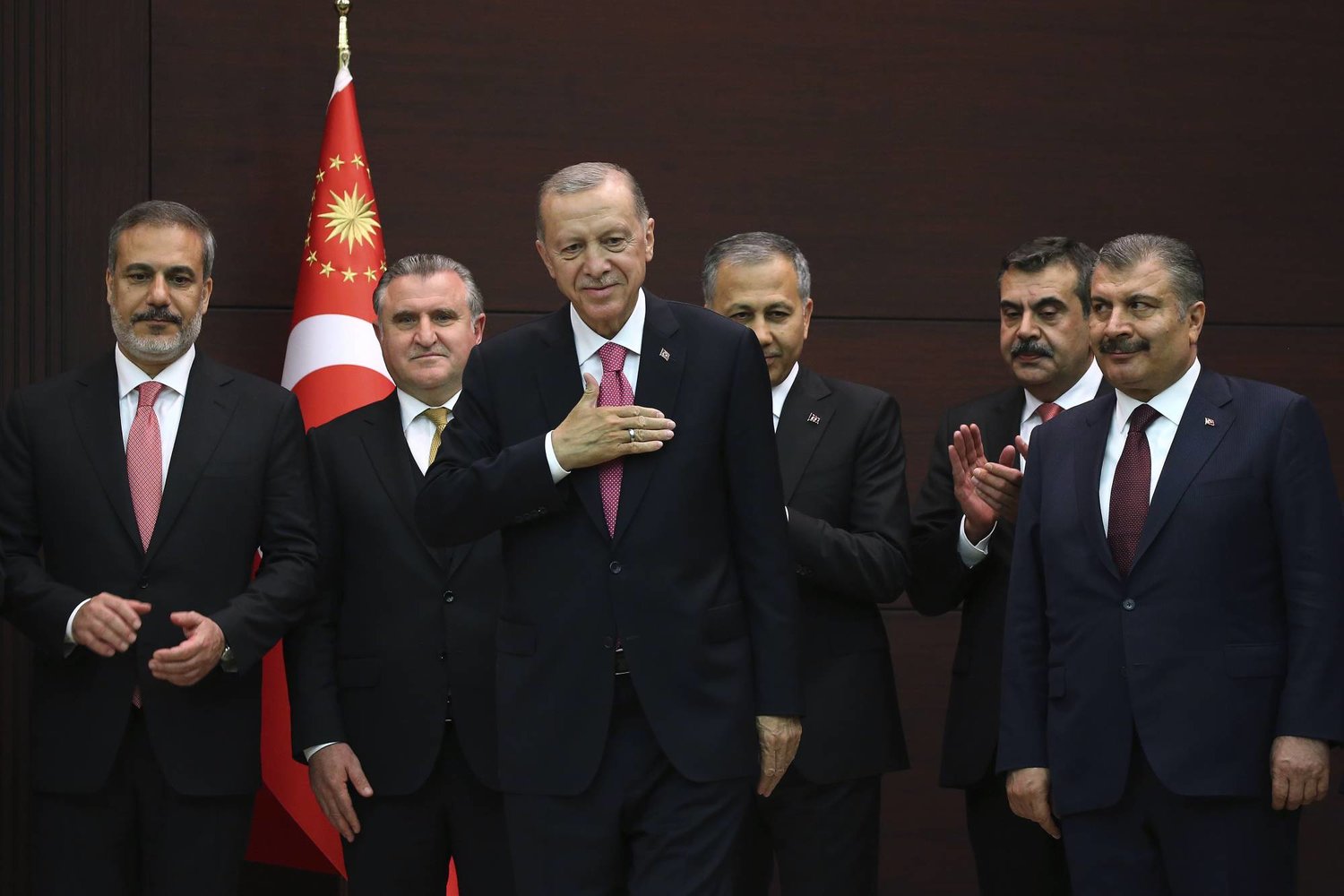 إردوغان يتوسط أعضاء حكومته الجديدة في القصر الرئاسي بأنقرة في 3 يونيو (أ.ب)
