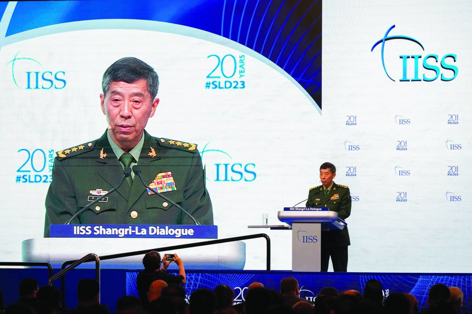 
وزير الدفاع الصيني لدى إلقائه كلمة في حوار «شانغري-لا» بسنغافورة أمس (أ.ب)