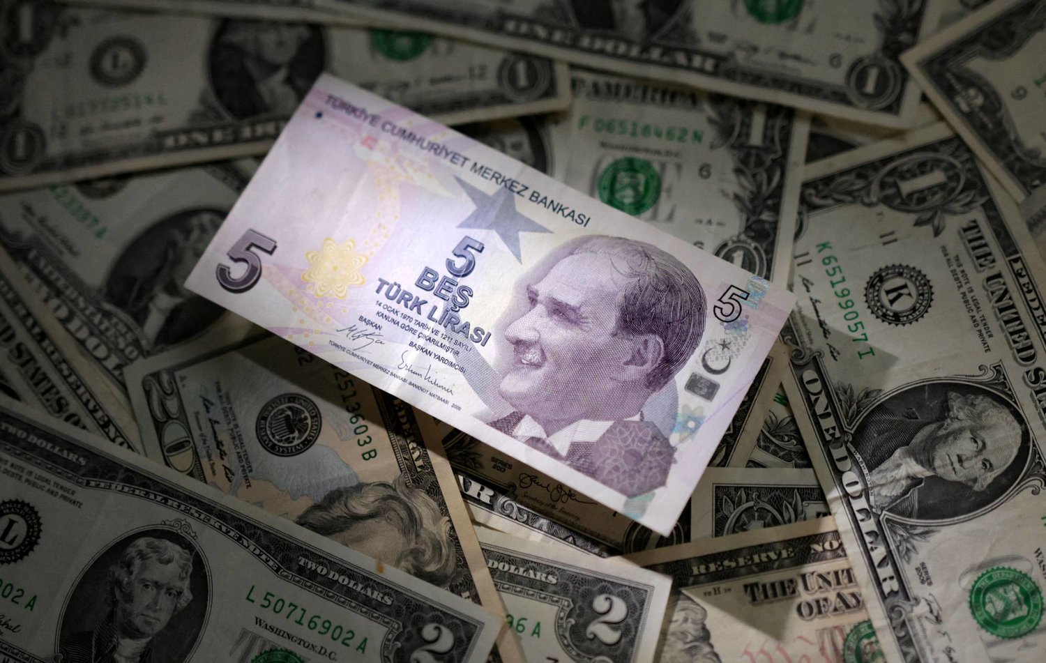 «غولدمان ساكس» يتوقع انخفاض الليرة إلى 28 مقابل الدولار خلال 12 شهراً (رويترز)
