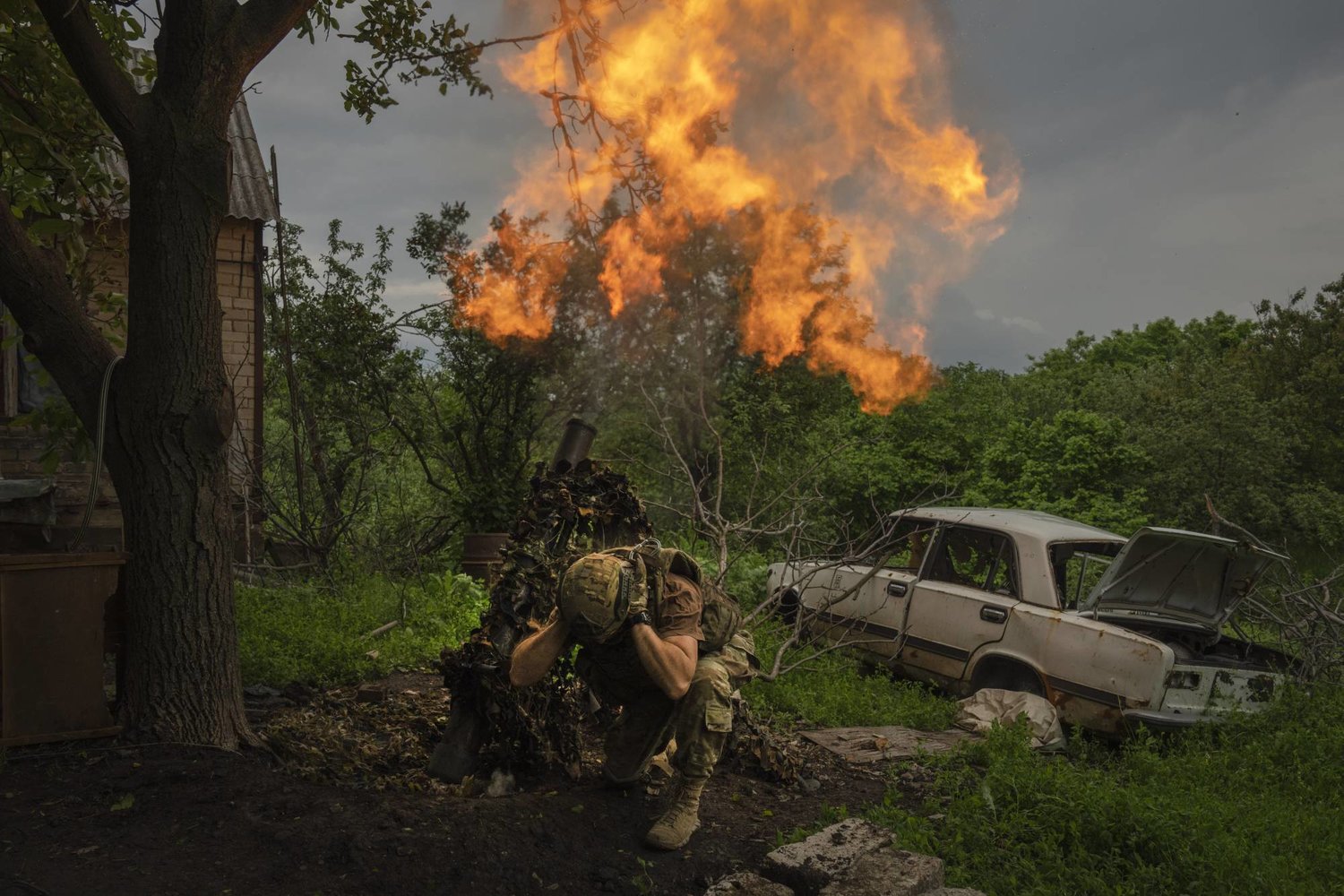 جندي أوكراني يطلق قذيفة مدفعية بالقرب من مدينة باخموت (أ.ب)