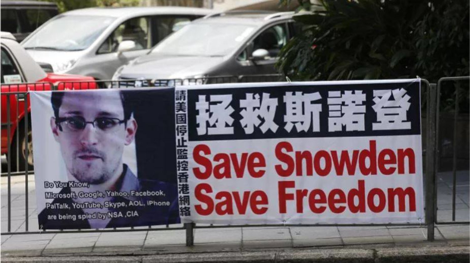 لافتة لدعم إدوارد سنودن في هونغ كونغ (أ.ب)