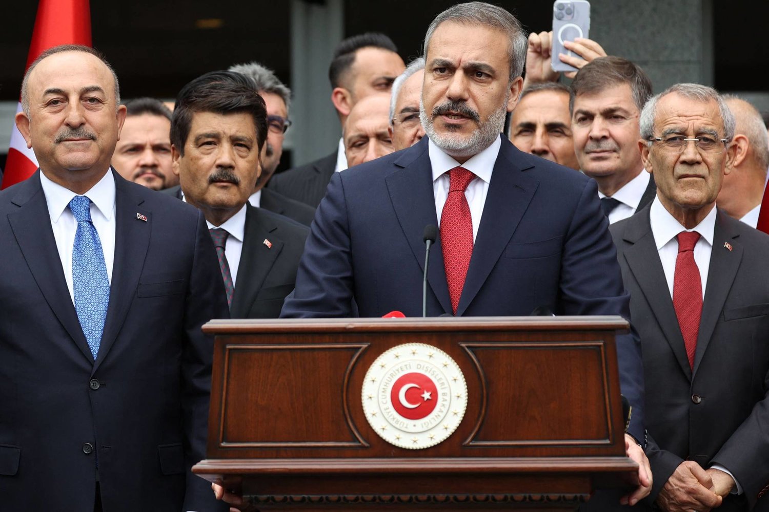 وزير الخارجية التركي الجديد هاكان فيدان يلقي كلمة بعد تسلمه منصبه بأنقرة الاثنين (أ.ف.ب)