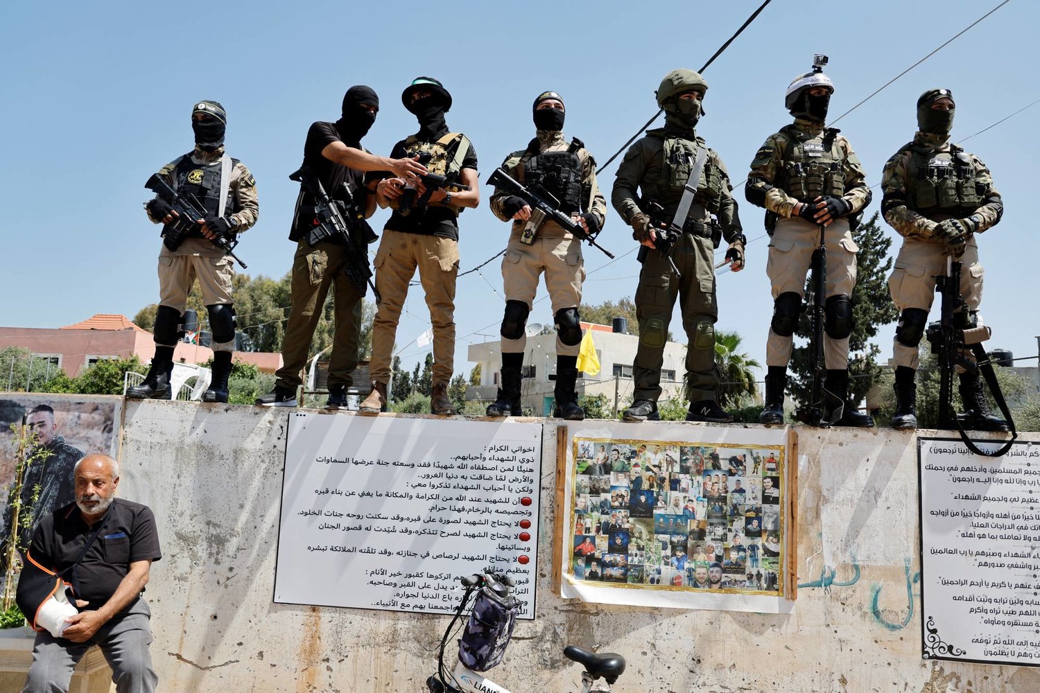 خلال تشييع جنازة مسلحَين من «الجهاد» قُتلا في هجوم إسرائيلي على مخيم جنين بالضفة في 10 مايو (رويترز)
