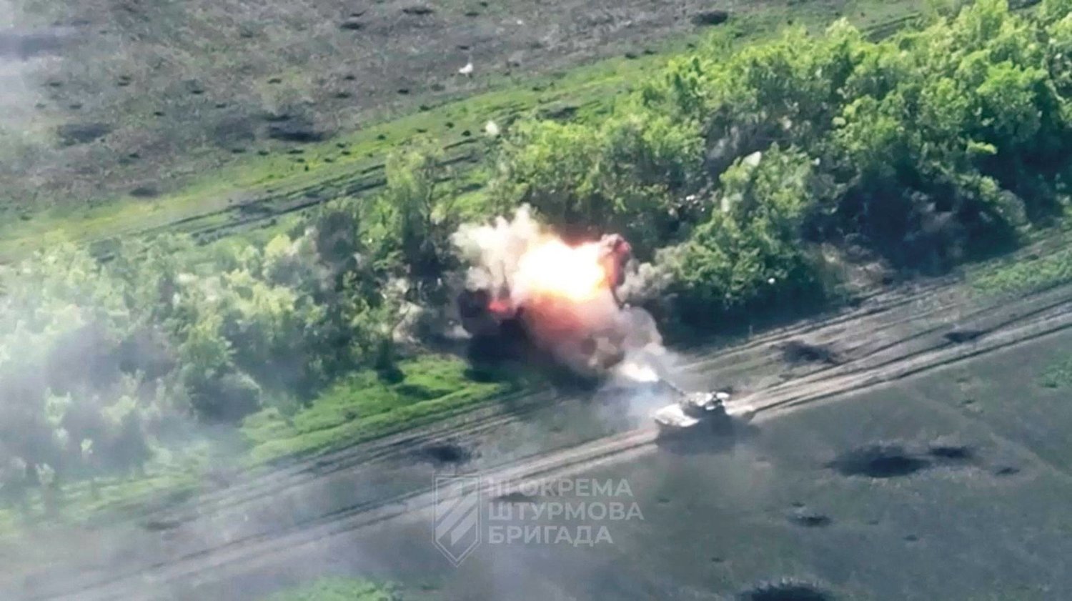 صورة نشرتها القوات المسلحة الأوكرانية أمس لمركبة عسكرية استهدفها تفجير قرب باخموت (رويترز)
