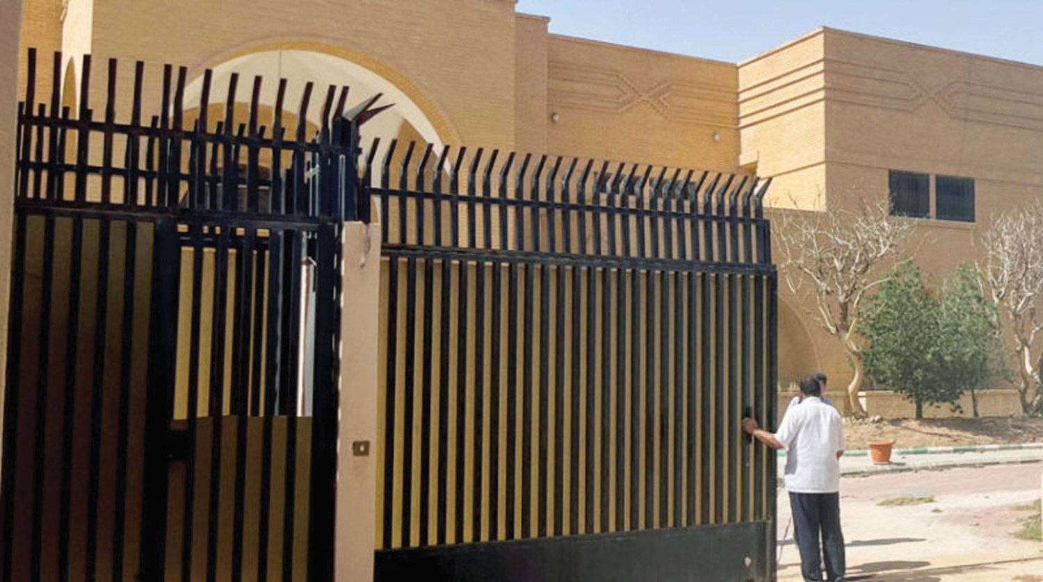 عامل يقف أمام السفارة الإيرانية في الرياض خلال أبريل الماضي (رويترز)
