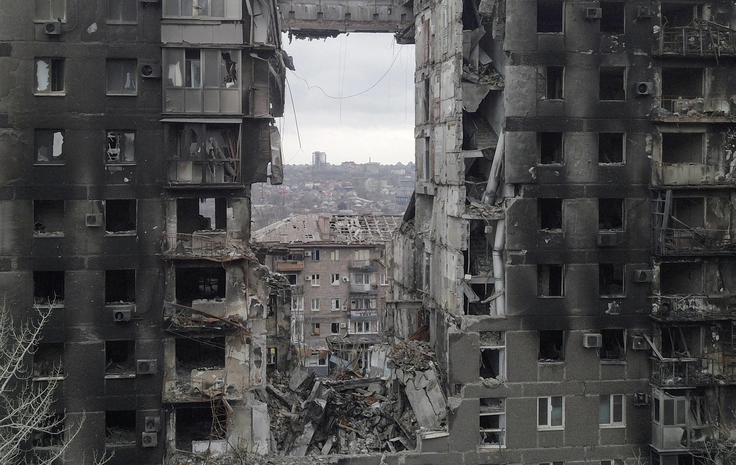 مبنى سكني دمره القصف وسط الحرب في ماريوبول بأوكرانيا (رويترز)