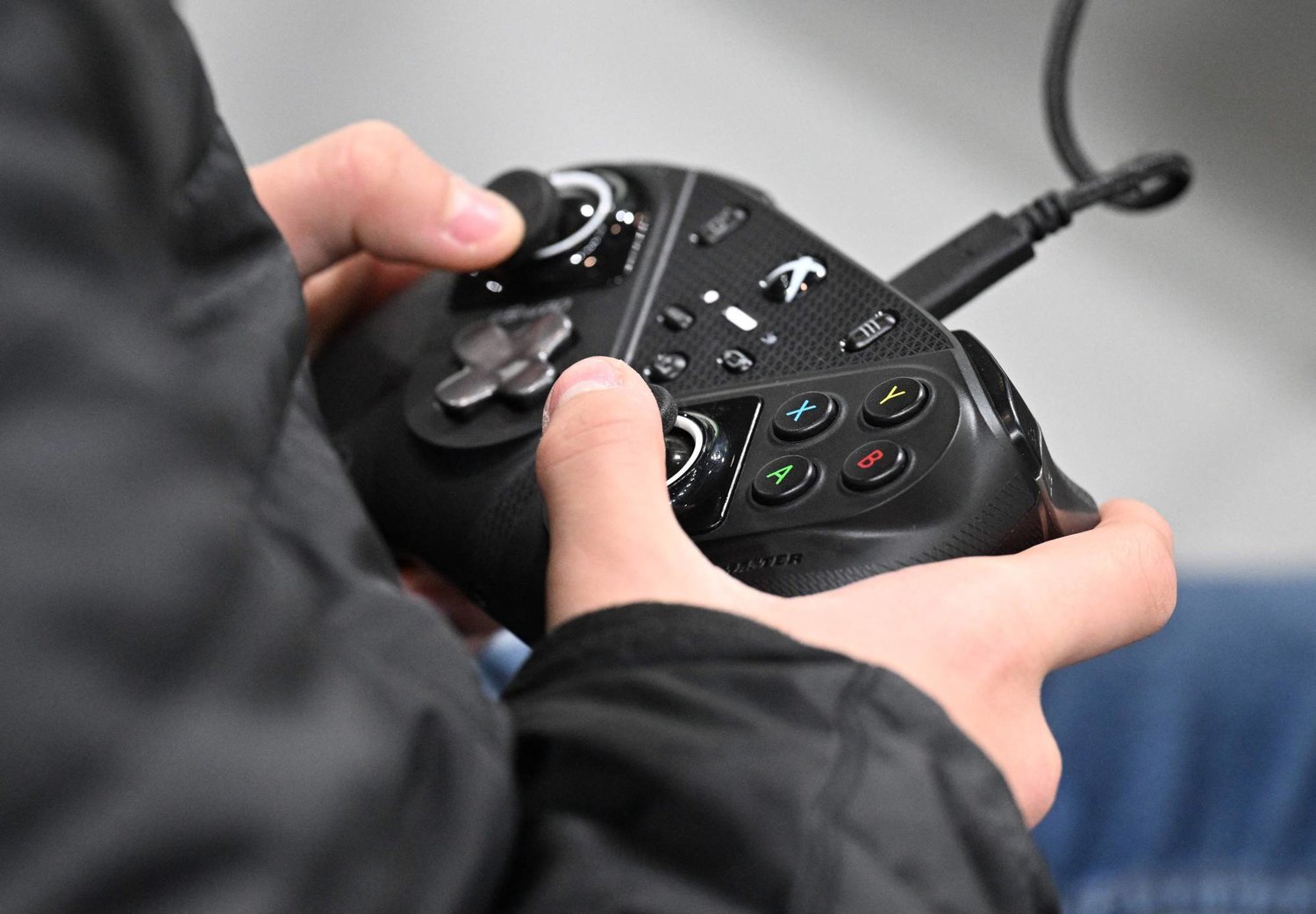شاب يلعب بذراع التحكم للعبة «إكس بوكس» في معرض «أسبوع باريس للألعاب الإلكترونية» في نوفمبر الماضي (أ.ف.ب)