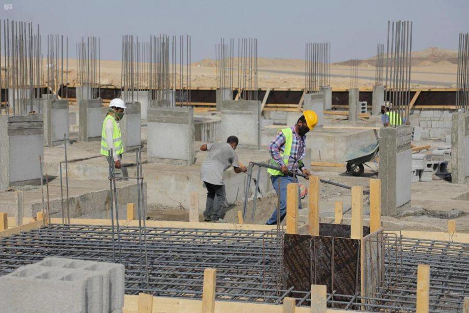 عملية بناء لأحد مشاريع الإسكان في السعودية (الشرق الأوسط)
