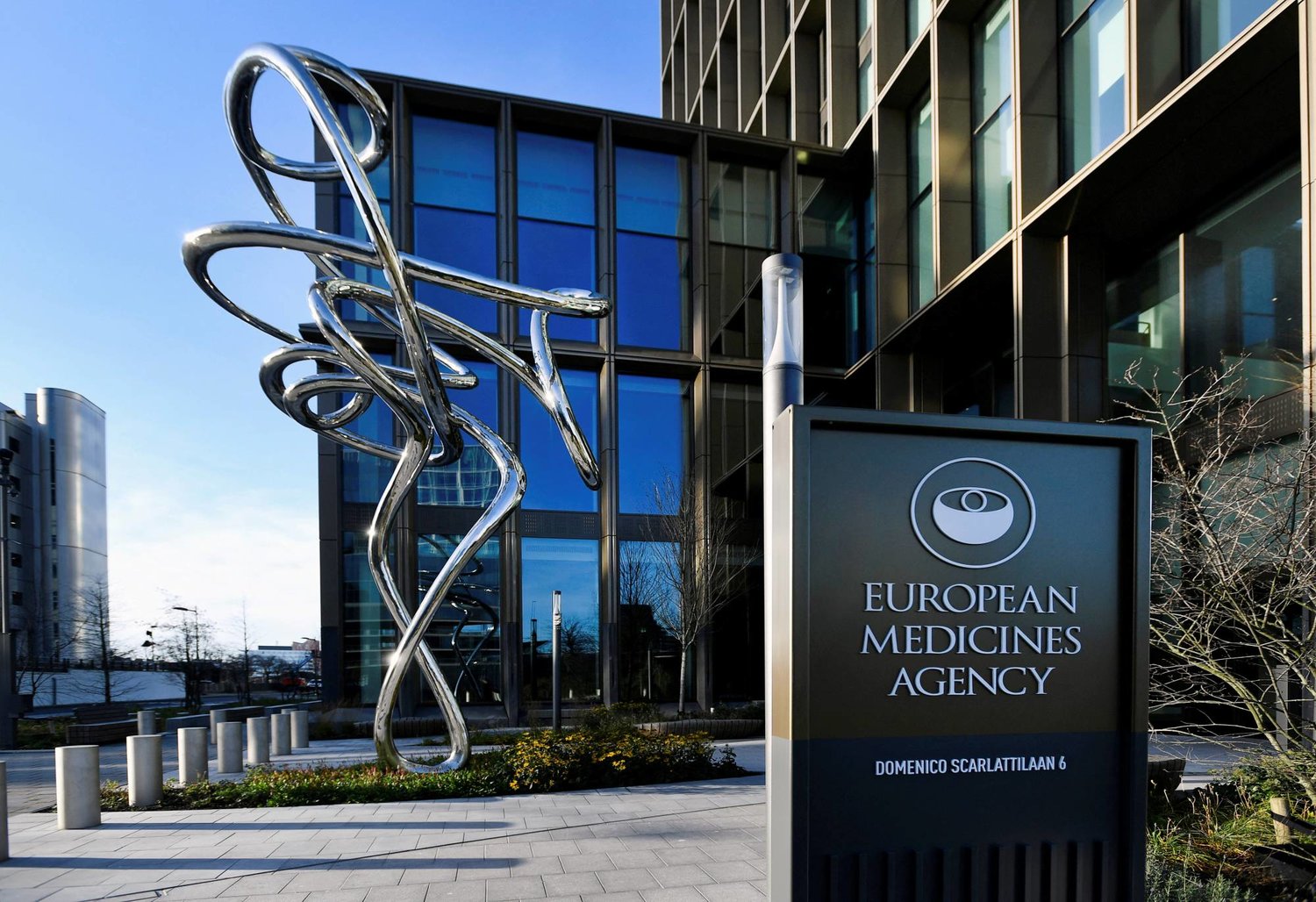 صورة من أمام مبنى وكالة الأدوية الأوروبية في أمستردام بهولندا في 18 ديسمبر 2020 (رويترز)
