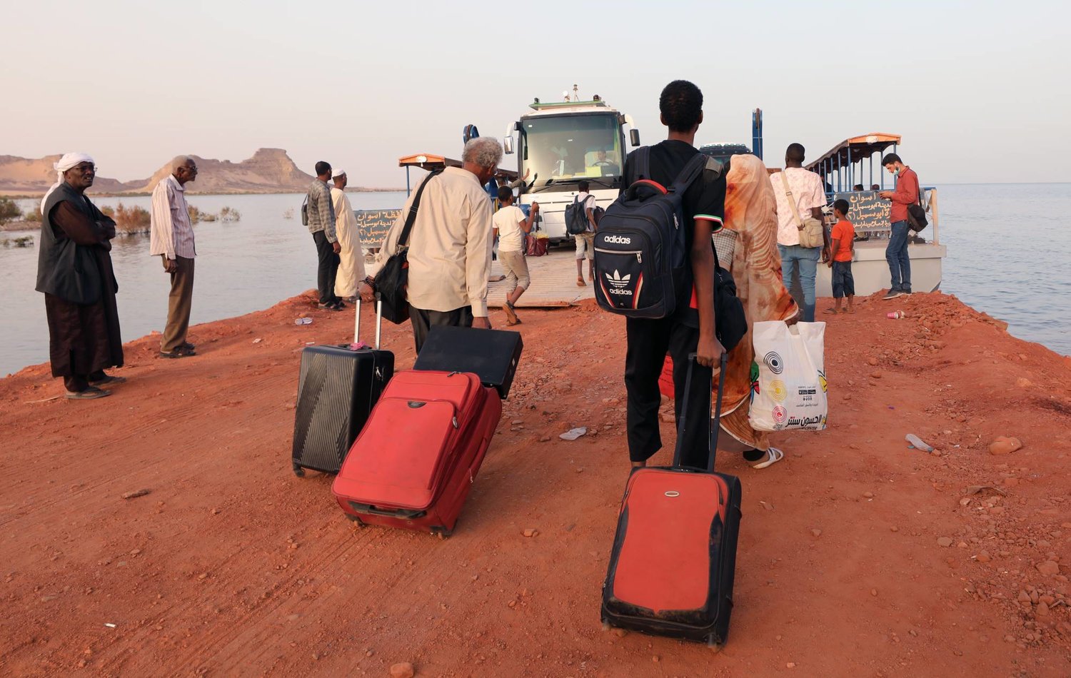 سودانيون يستعدون لركوب عبّارة على نهر النيل إلى أبو سمبل جنوب مصر (إ.ب.أ)