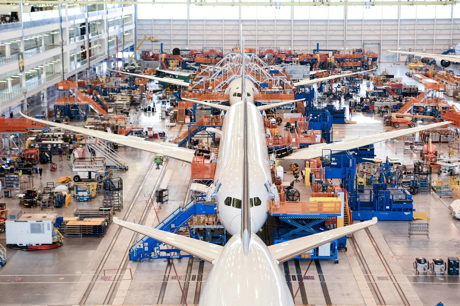موظفون في شركة «بوينغ» الأميركية لصناعة الطائرات خلال فحص طائرات من طراز «787 دريملاينر» في ساوث كارولينا (رويترز)