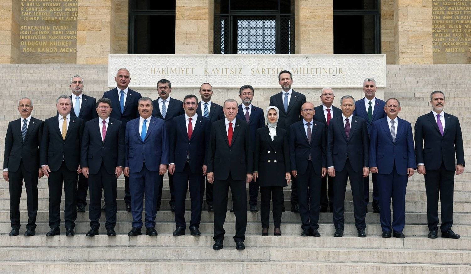 إردوغان متوسطاً أعضاء حكومته الجديدة (رويترز)
