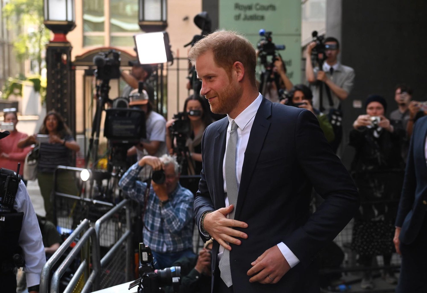 الأمير البريطاني هاري أثناء مغادرته اليوم المحكمة العليا في لندن (إ.ب.أ)