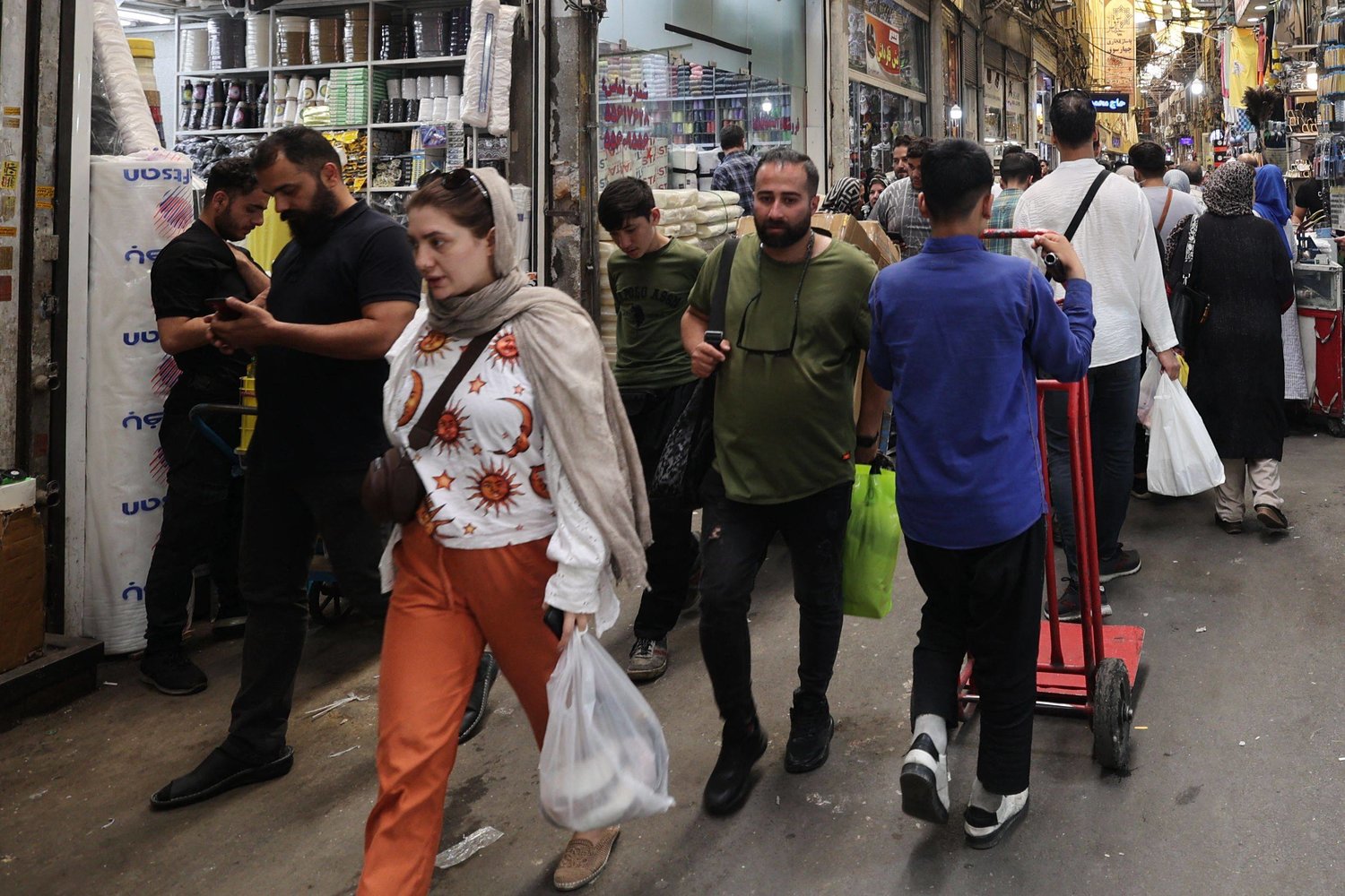 إيرانيون يتسوقون في بازار طهران الكبير وسط النهار في 22 مايو الماضي (أ.ف.ب)