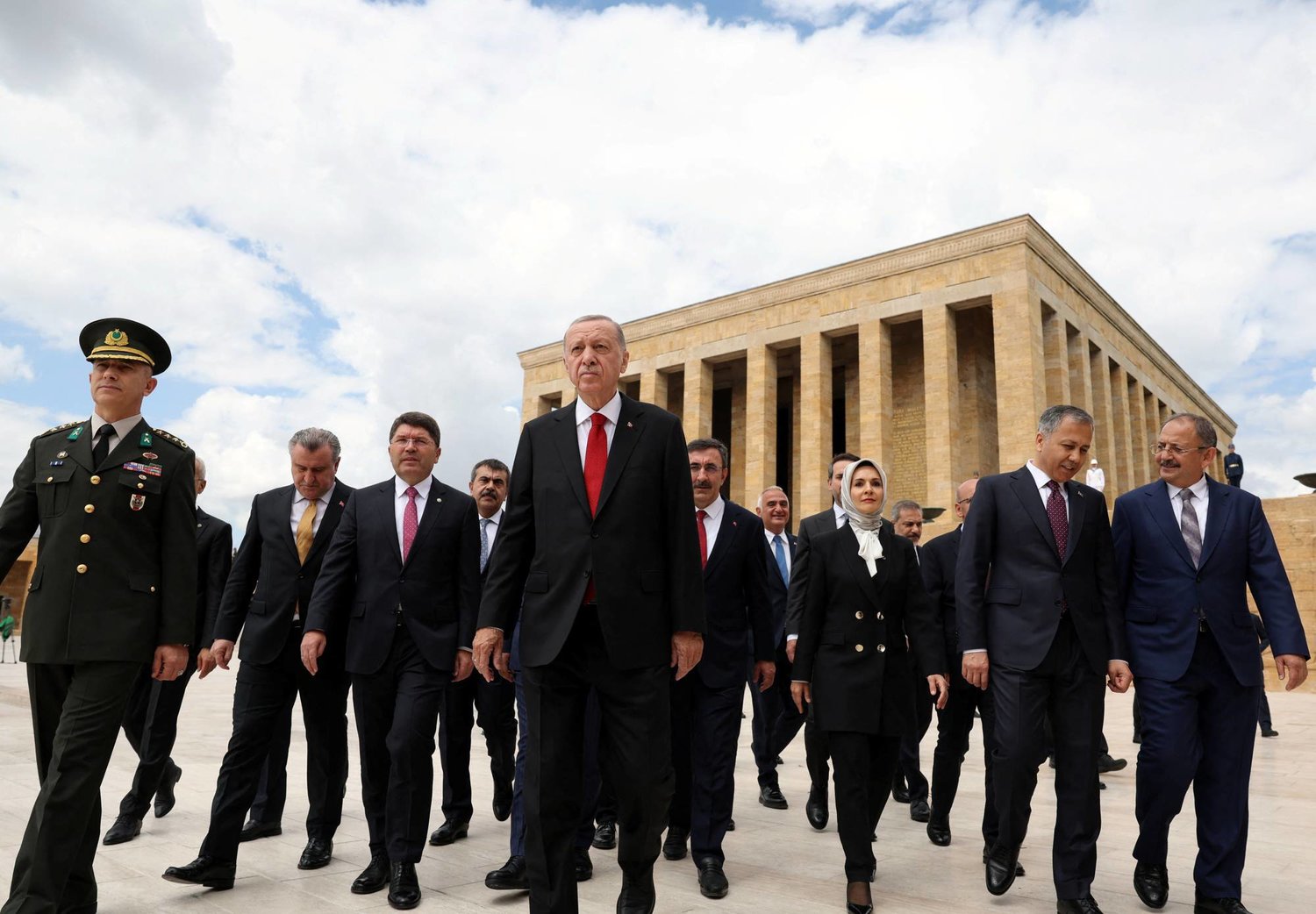 الرئيس التركي رجب طيب إردوغان برفقة أعضاء مجلس الوزراء الجدد (رويترز)