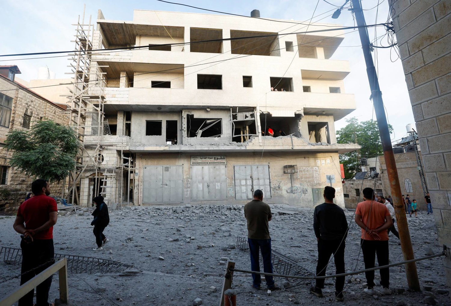 منزل دمره الجيش الإسرائيلي في رام الله اليوم (رويترز)