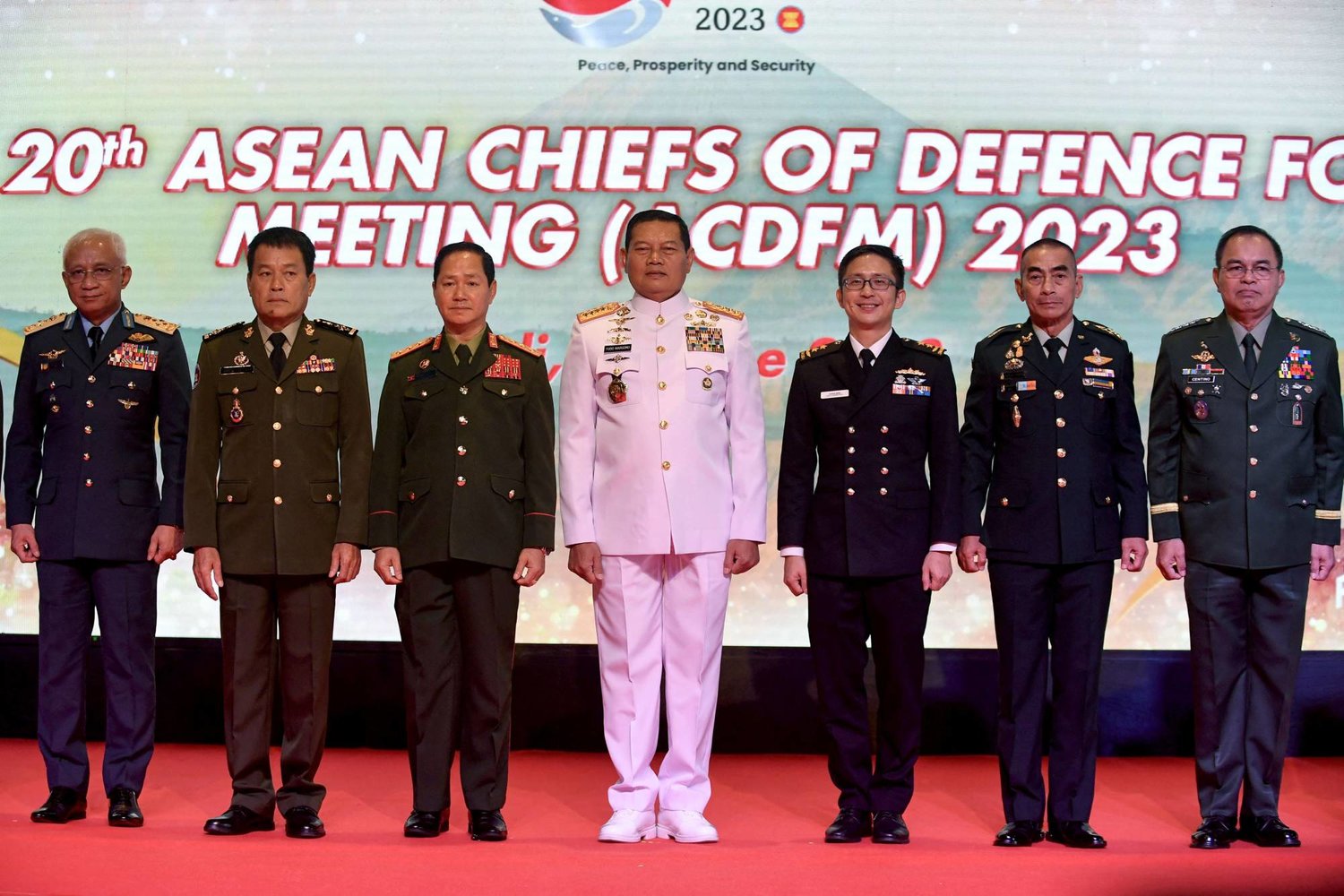 قائد الجيش الإندونيسي يودو مارغونو (وسط) يلتقط صورة خلال اجتماع مع مسؤولي الدفاع في رابطة آسيان في بالي بإندونيسيا في 7 يونيو 2023 (أ.ف.ب)