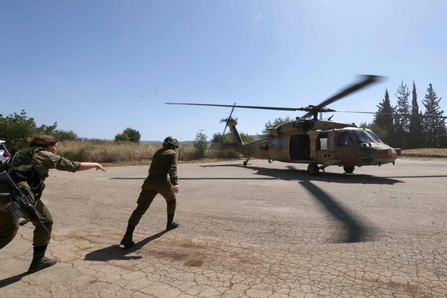 جنود إسرائيليون يشاركون في «القبضة الساحقة» في كيبوتس بالقرب من الحدود مع لبنان 30 مايو (أ.ف.ب)
