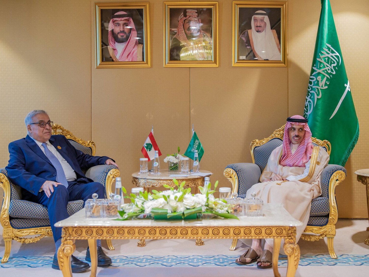 الأمير فيصل بن فرحان وزير الخارجية السعودي يلتقي نظيره اللبناني عبد الله بوحبيب في الرياض (واس)