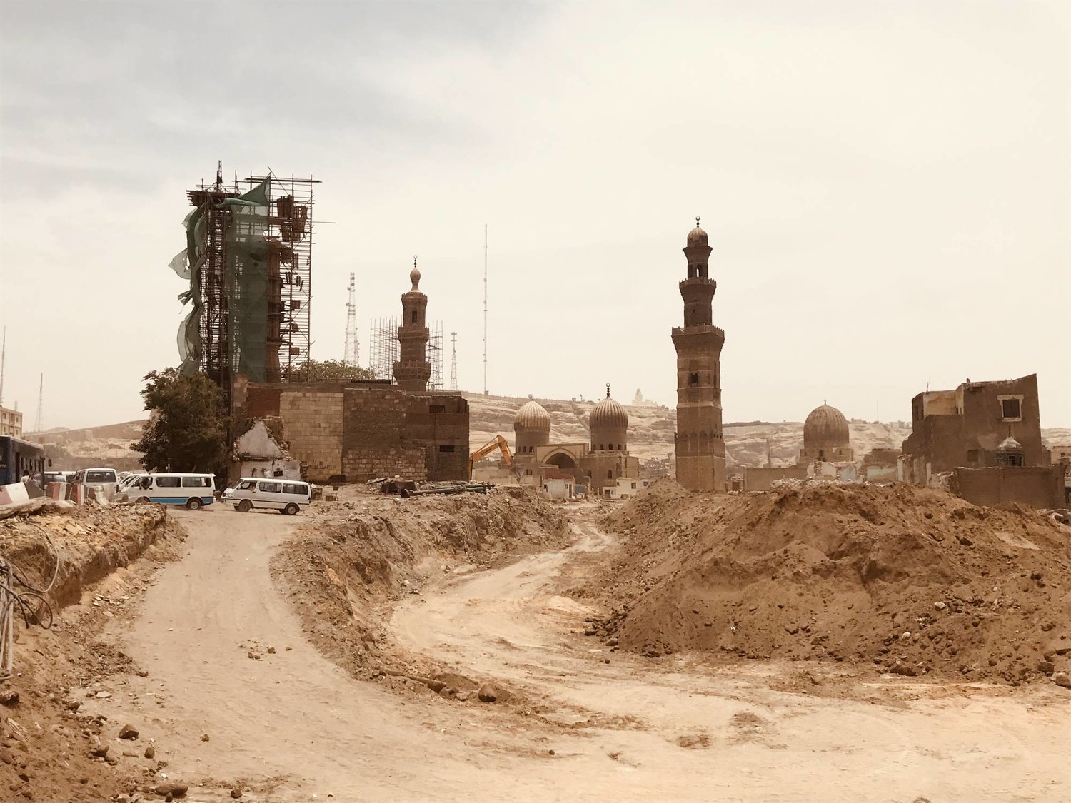 جانب من أعمال الحفر بميدان السيدة عائشة بالقاهرة (عبد الفتاح فرج)