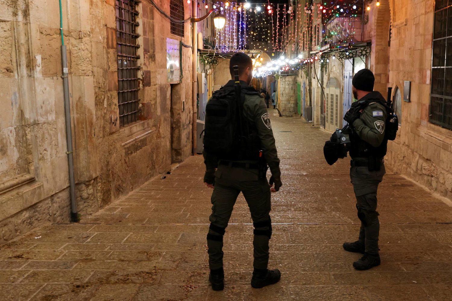 شرطيان إسرائيليان في أحد شوارع القدس في 1 أبريل 2023 (رويترز)