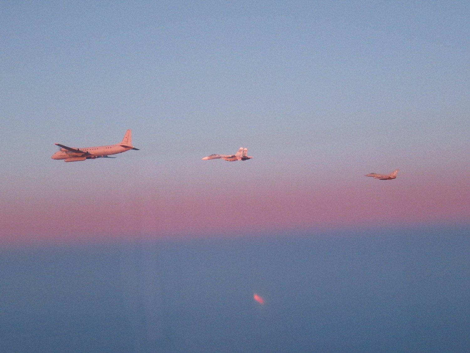 طائرات المملكة المتحدة تنتشر بوصفها جزءاً من مهمة المراقبة الجوية للحلف فوق سماء دول البلطيق (تويتر)