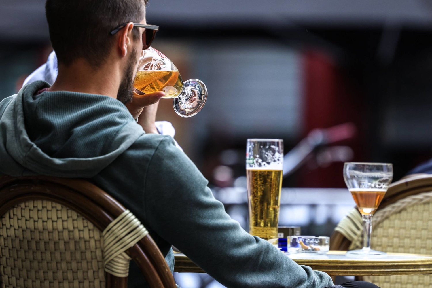شرب الكحول حتى باعتدال يرتبط بتداعيات صحية (أ.ف.ب)