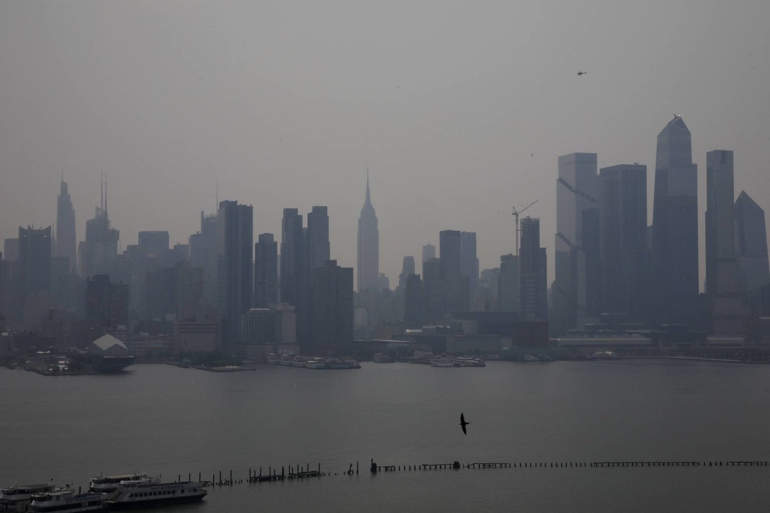 صورة تظهر جانباً من مانهاتن بمدينة نيويورك الأميركية في 8 يونيو 2023 مع استمرار تأثر شرق الولايات المتحدة بالدخان الناجم عن حرائق الغابات الكندية (أ.ف.ب)