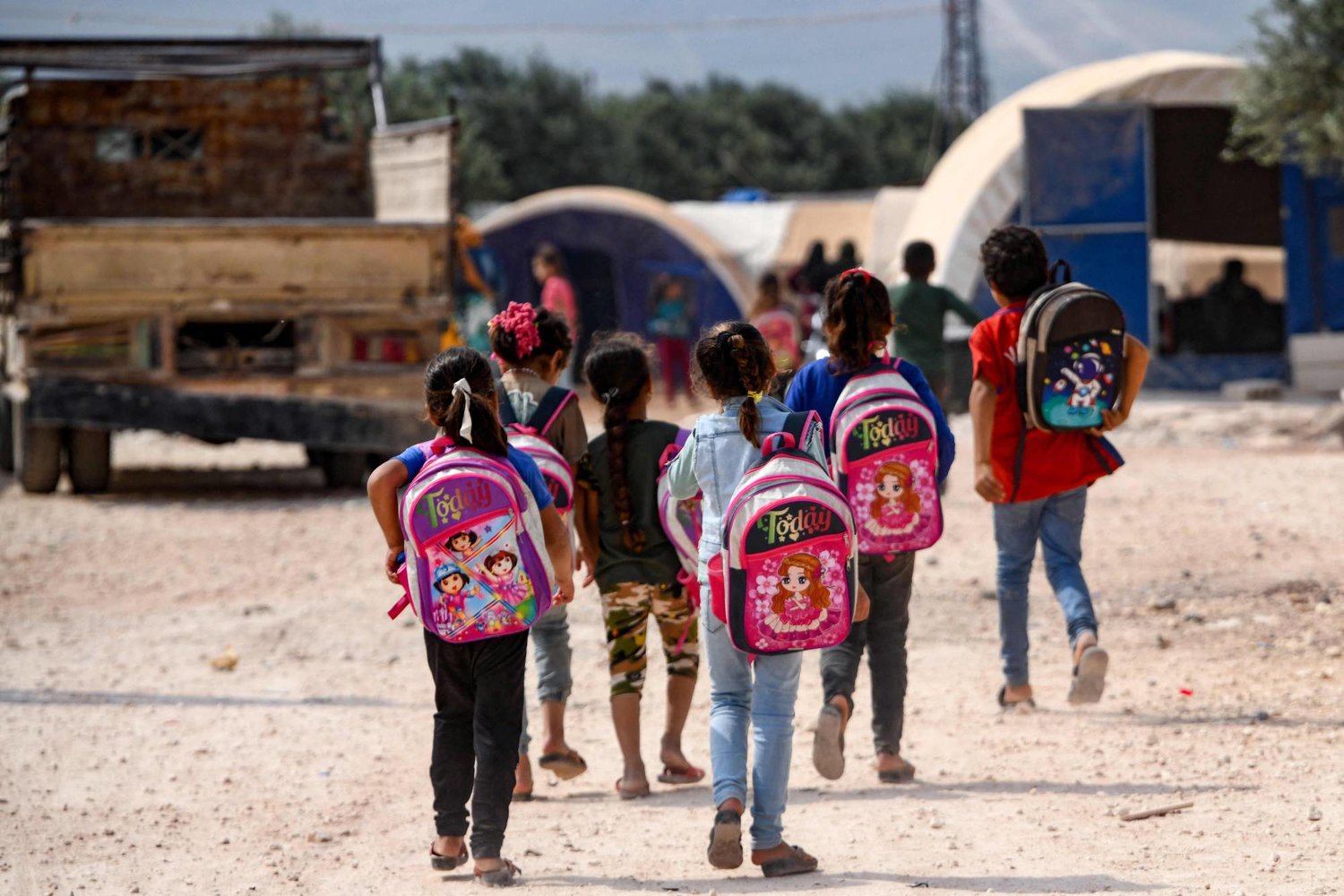 أطفال في مخيم للنازحين السوريين في مدينة جنديرس بريف حلب في 23 مايو الماضي (أ.ف.ب)