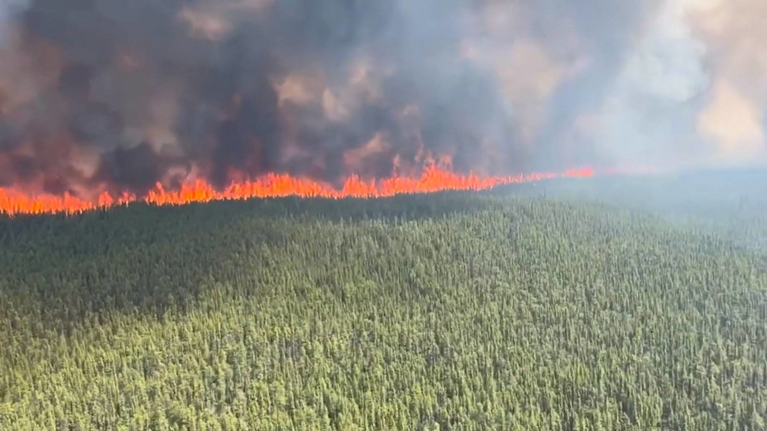 صورة من شريط فيديو لحريق في كولومبيا البريطانية بكندا الخميس (رويترز)