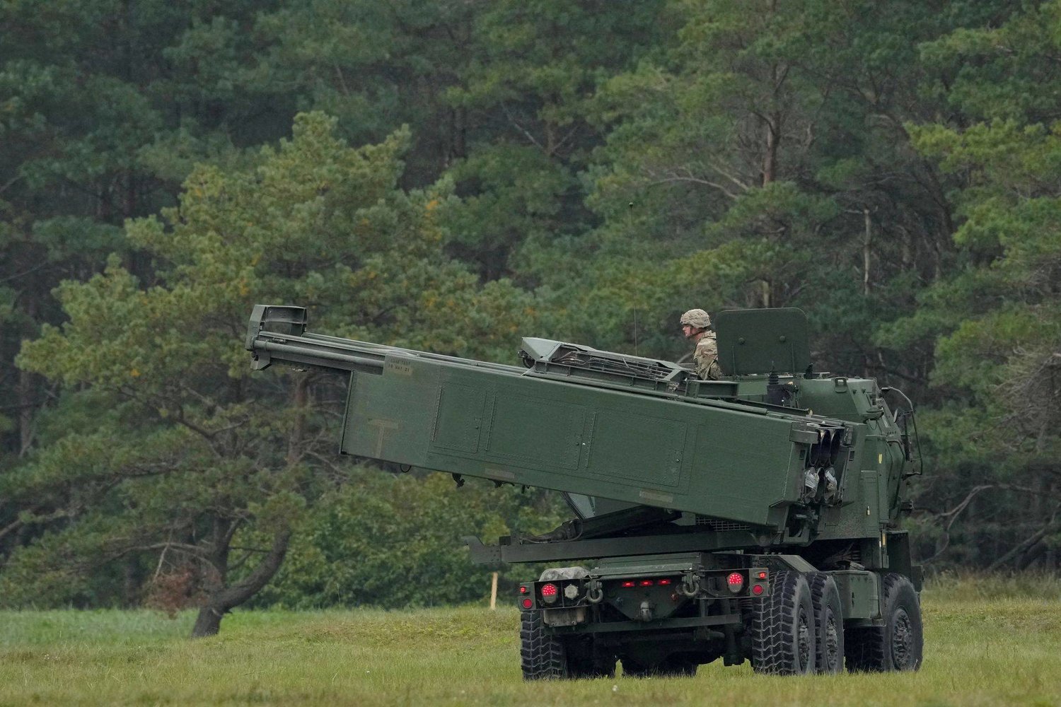 بطارية «هيمارس» الصاروخية الأميركية خلال تدريب في لاتفيا 26 سبتمبر 2022 (رويترز)