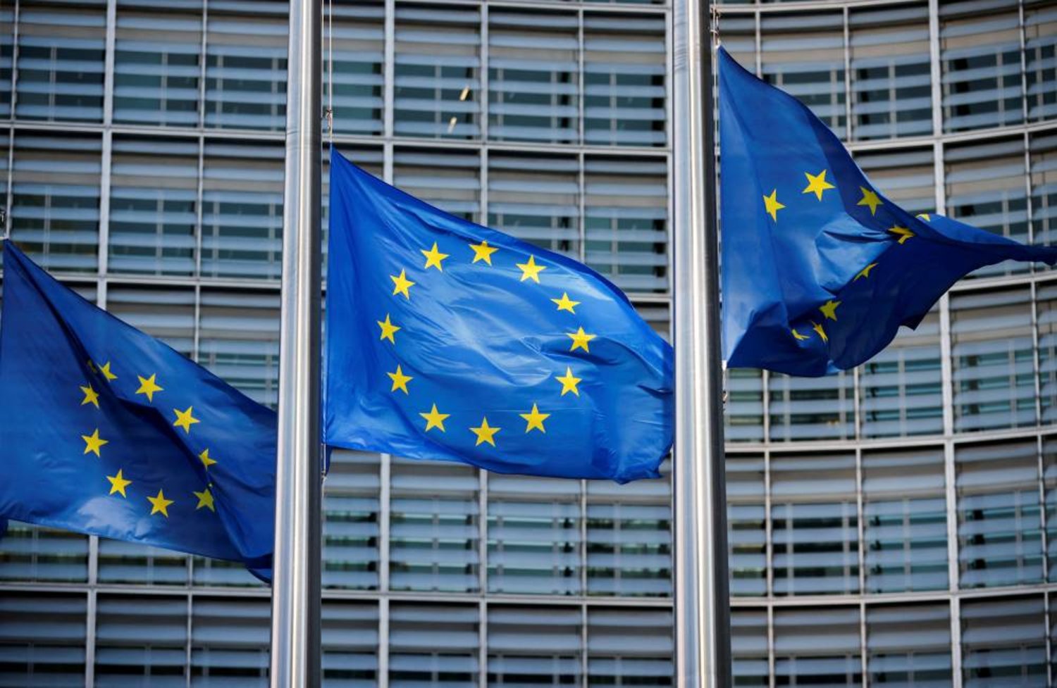 أعلام الاتحاد الأوروبي ترفرف قبالة مقر المفوضية الأوروبية في بروكسل ببلجيكا (رويترز)