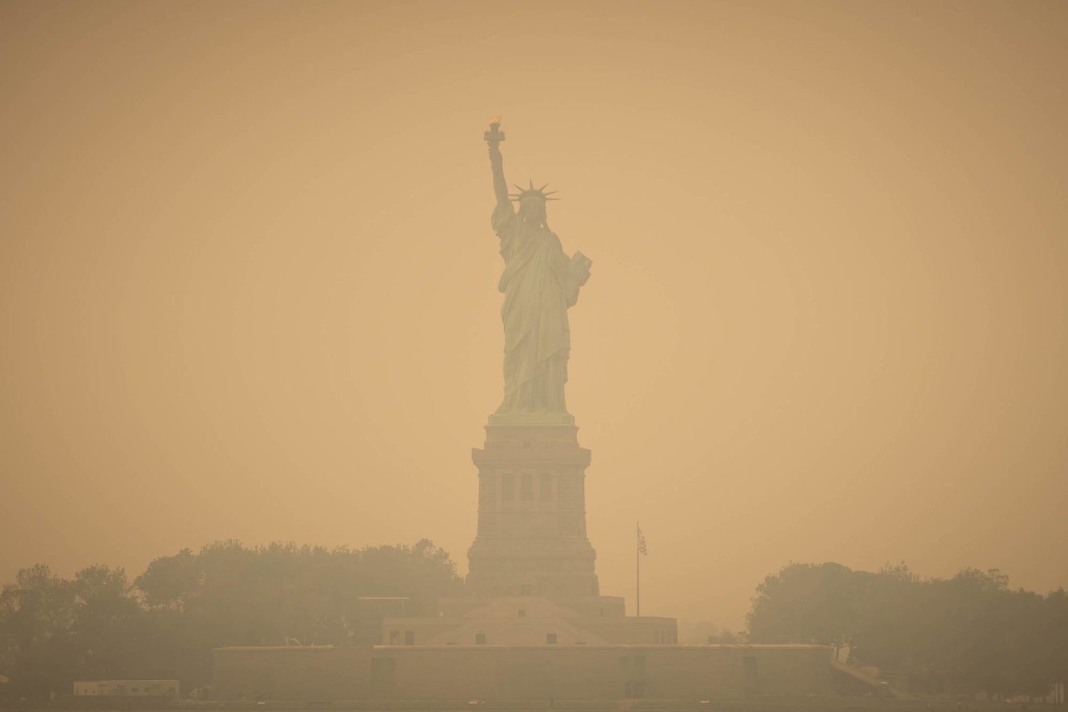 دخان منبعث من حرائق الغابات في كندا يغطي نيويورك (د.ب.أ)