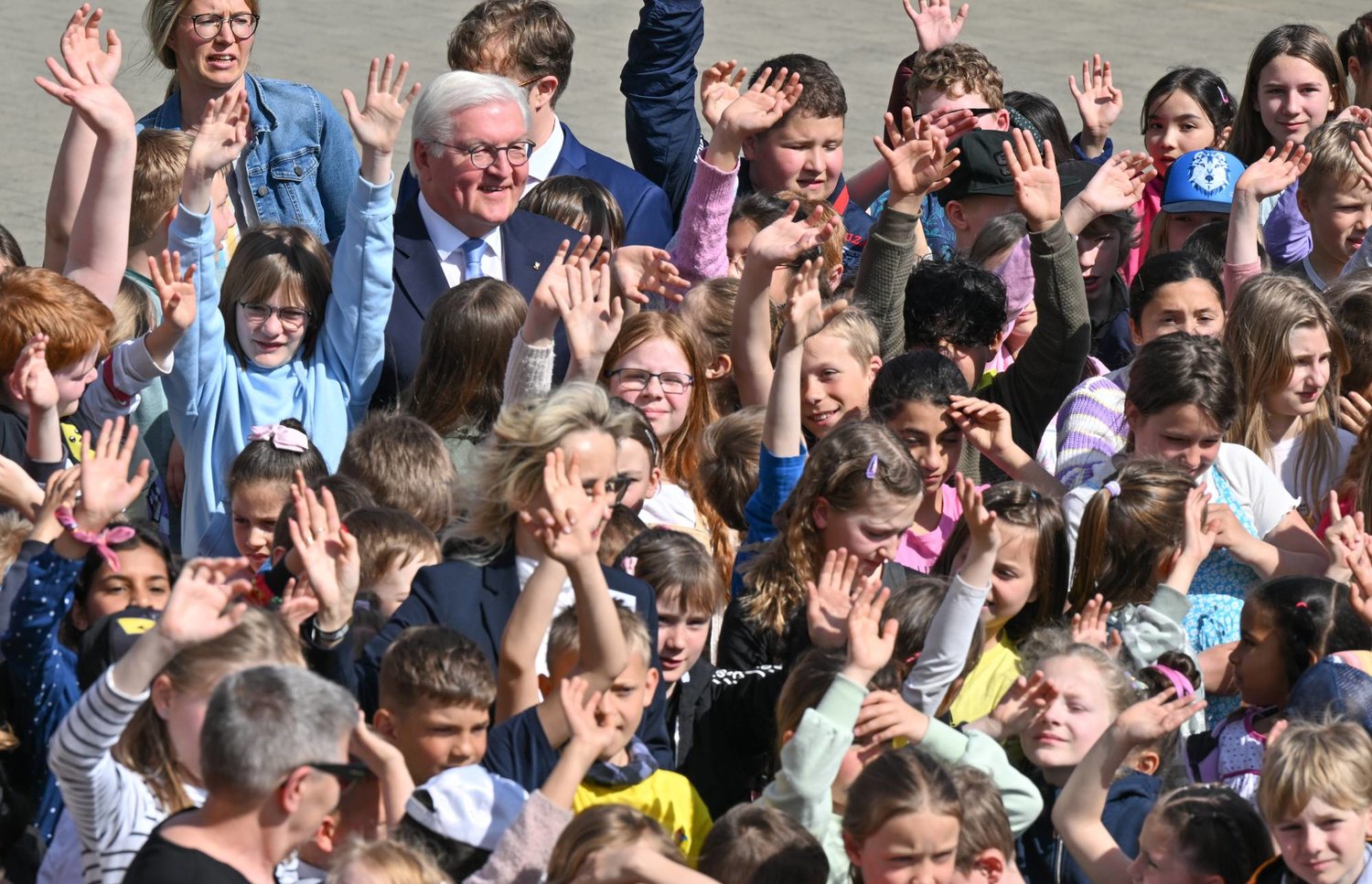 الرئيس الألماني في فرانك فالتر- شتاينمر خلال  زيارة لمدرسة ابتدائية (د.ب.أ)