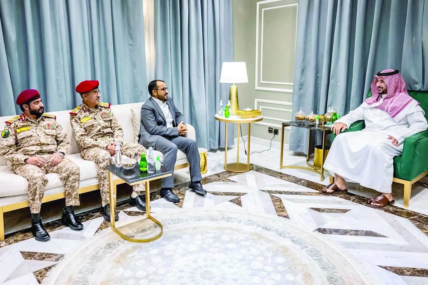 الأمير خالد بن سلمان وزير الدفاع السعودي لدى لقائه وفد صنعاء في الرياض (واس)
