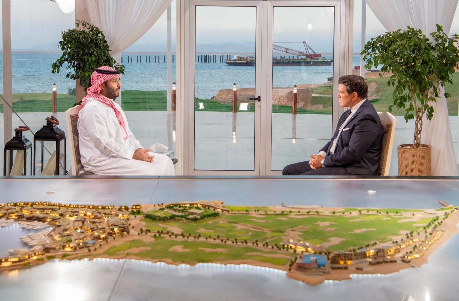 الأمير محمد بن سلمان خلال المقابلة مع كبير المُذيعين السياسيين في محطة «فوكس نيوز» بريت باير