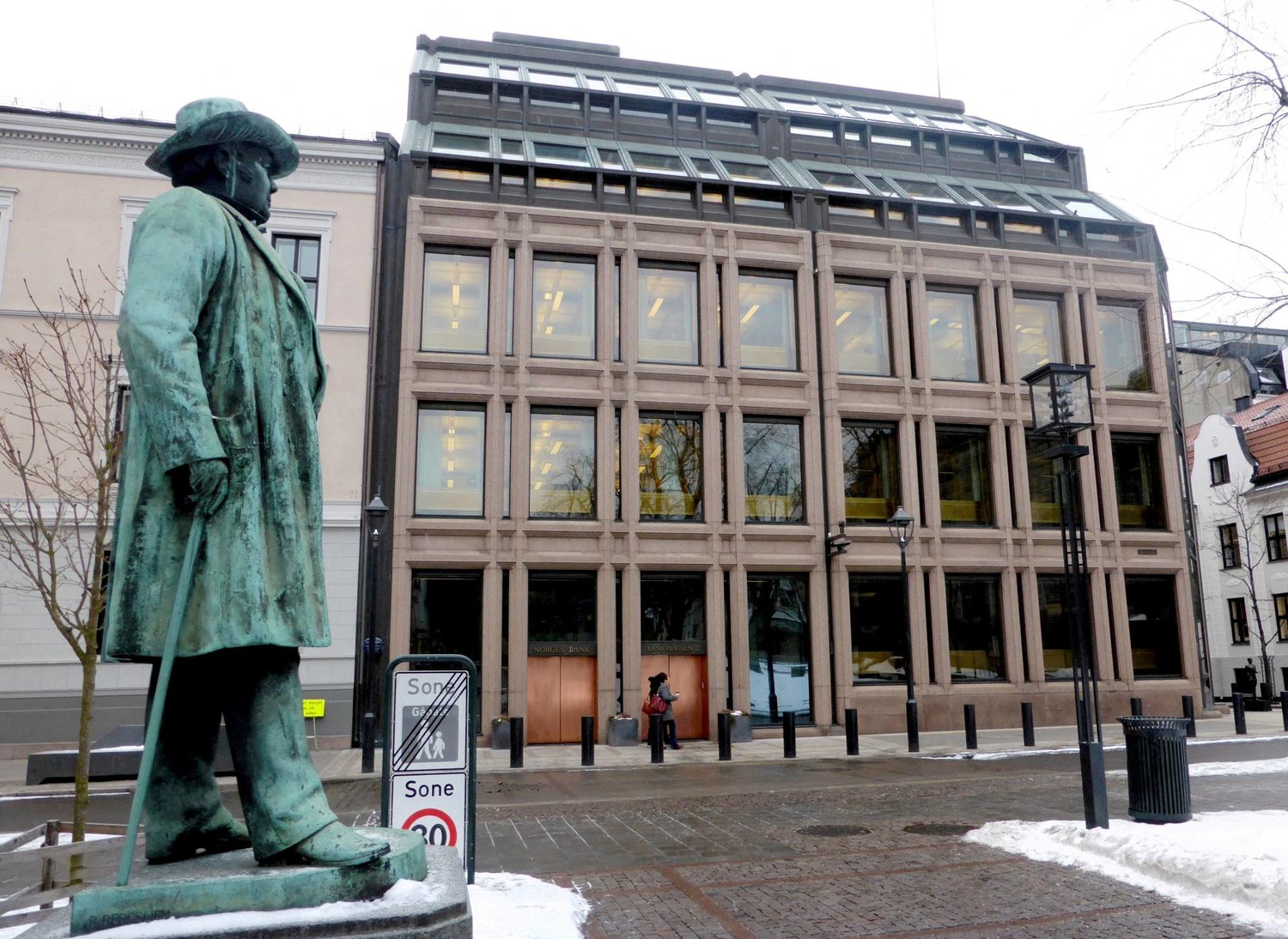 منظر عام للبنك المركزي النرويجي في أوسلو (رويترز)