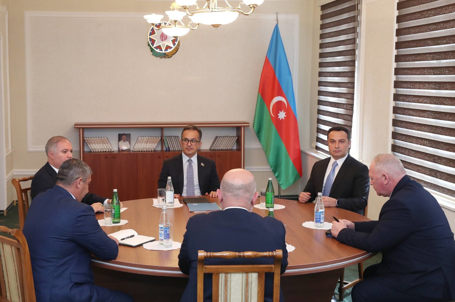 المفاوضون من أذربيجان وأرمن كاراباخ وروسيا حول الطاولة في مدينة يفلاخ الأذرية الخميس (أ. ب)