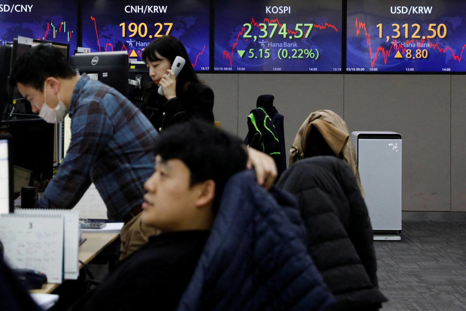 متداولون في بورصة كوريا الجنوبية بالعاصمة سيول يراقبون تحرك الأسهم والعملات (رويترز)