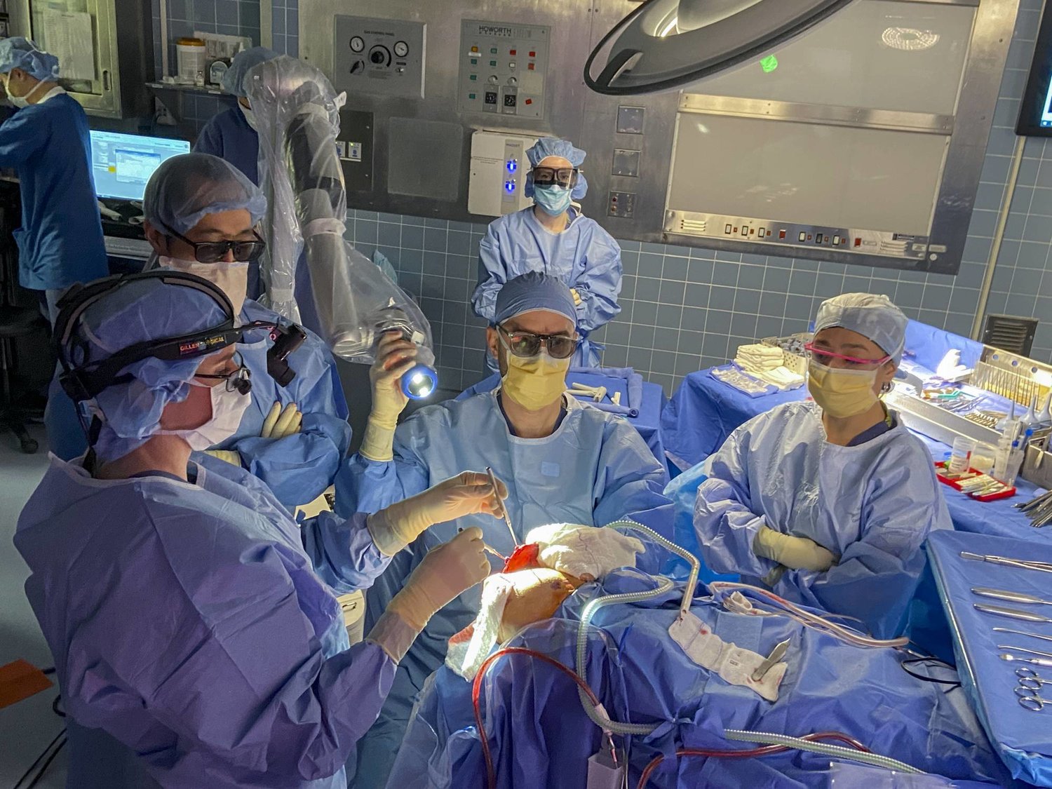 فريق الجراحين لوضع «كوة» مصنعة على جمجمة المصاب تاكر مار