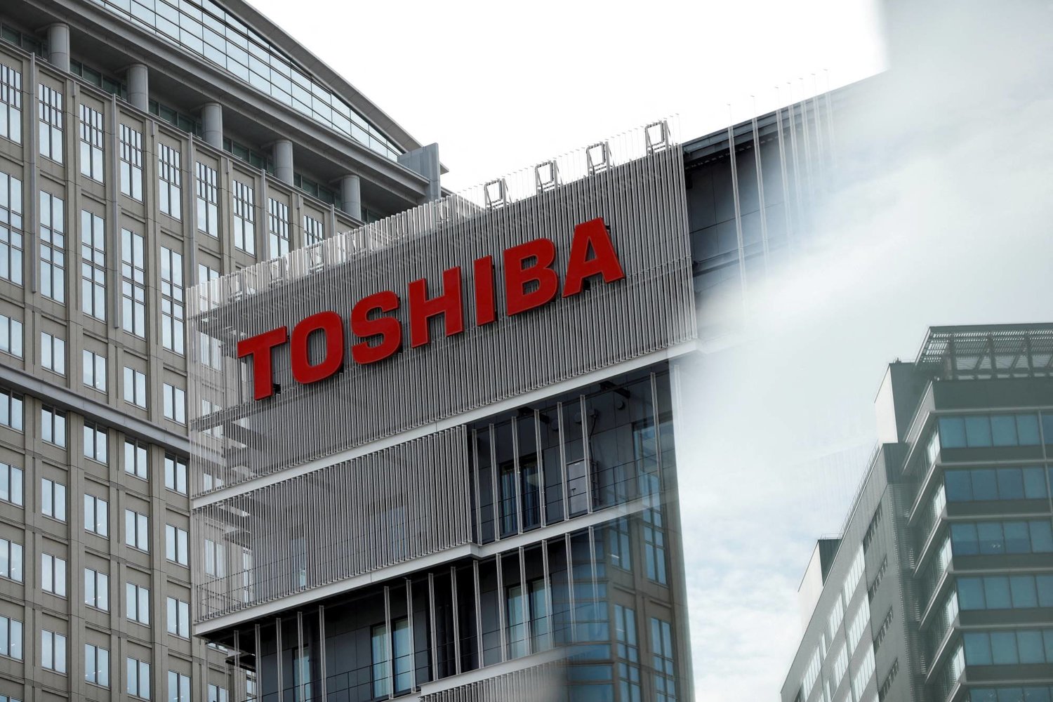شعار شركة توشيبا العريقة على مقرها في مدينة كاوازاكي اليابانية (رويترز)