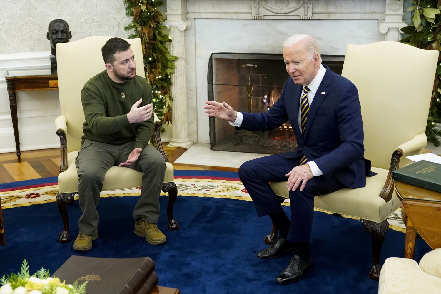الرئيس الأميركي جو بايدن يتحدث مع الرئيس الأوكراني فولوديمير زيلينسكي أثناء لقائهما في المكتب البيضوي بالبيت الأبيض (أ.ب)